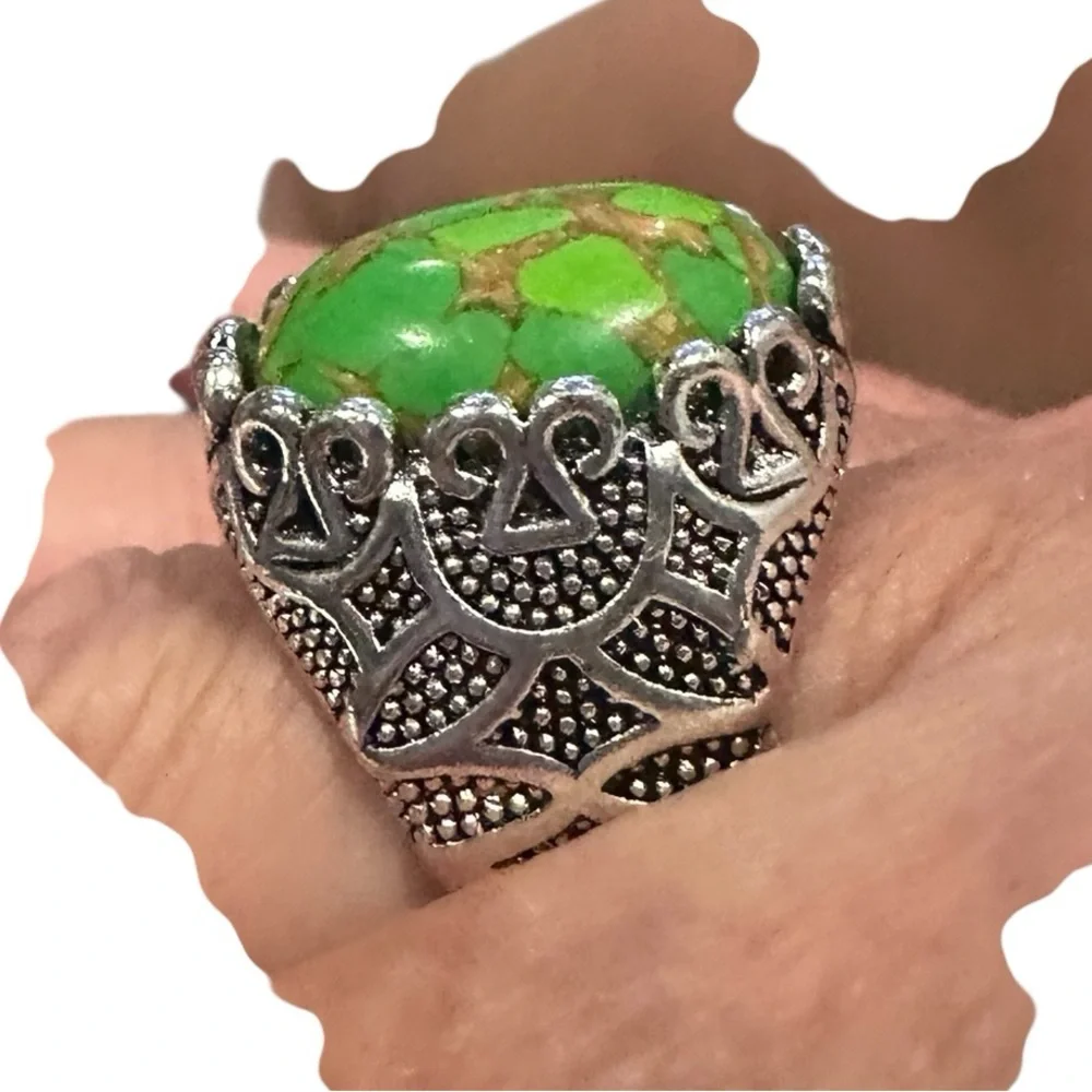 Silver Veined Green Stone Ornate Embossed Ring